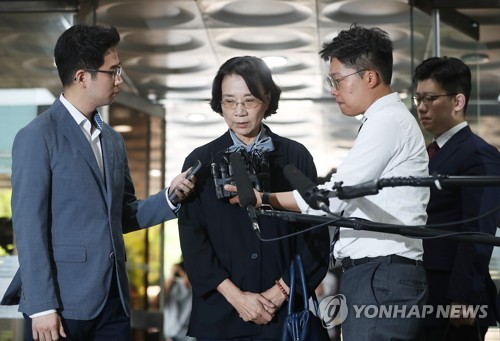 입 굳게 다문 채(서울=연합뉴스) 신준희 기자 = 한진그룹 일가를 둘러싼 '갑질 논란'의 중심에 선 조양호 회장의 부인 이명희씨가 20일 영장실질심사를 위해 서초동 서울중앙지법으로 들어가고 있다.