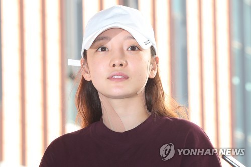 '폭행 논란' 입 연 구하라(서울=연합뉴스) 강민지 기자 = 아이돌 그룹 카라 출신인 구하라(27)가 18일 오후 서울 강남경찰서에 출석, 취재진의 질문을 듣고 있다. 2018.9.18 mjkang@yna.co.kr