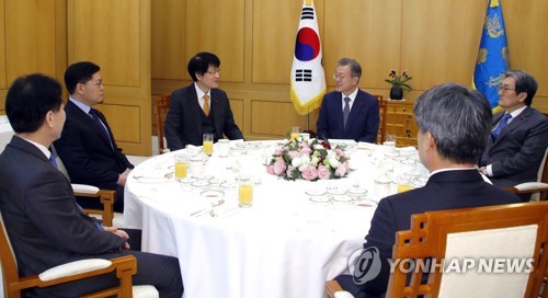 문 대통령, 국민경제자문회의 부의장-경제과학특별보좌관 오찬(서울=연합뉴스) 배재만 기자 = 문재인 대통령이 30일 오후 청와대에서 이제민 국민경제자문회의 신임 부의장, 이정동 경제과학특별보좌관과 오찬 간담회를 하고 있다. 왼쪽부터 정태호 일자리수석, 이 특별보좌관, 이 부의장, 문 대통령, 노영민 비서실장, 윤종원 경제수석.  scoop@yna.co.kr