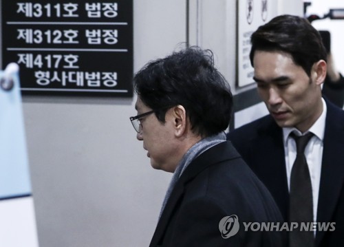 김경수 지사, 법정으로(서울=연합뉴스) 윤동진 기자 = '드루킹' 댓글 조작 공모 혐의를 받는 김경수 경남지사가 30일 오후 서초구 서울중앙지법에서 열린 선고공판에 출석하고 있다. 2019.1.30 mon@yna.co.kr
