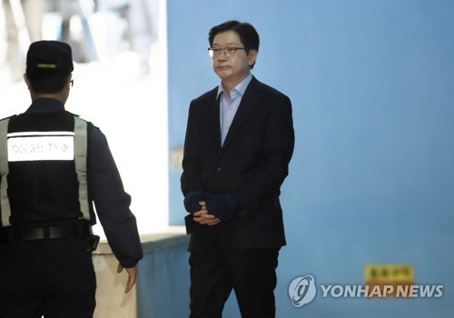 구치소로 향하는 김경수(서울=연합뉴스) 윤동진 기자 = '드루킹' 댓글 조작 공모 혐의를 받는 김경수 경남지사가 30일 오후 서초구 서울중앙지법에서 열린 선고공판에서 징역 2년의 실형을 선고받고 법정구속된 뒤 호송차로 향하고 있다. 2019.1.30 mon@yna.co.kr