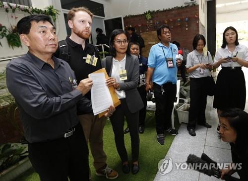 쁘라윳 총리 앞으로 보낸 알아라이비 아내의 석방 호소 편지를 공개하는 변호인단[EPA=연합뉴스]