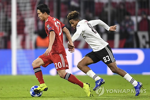 유럽 챔스리그 데뷔전 치르는 정우영(뮌헨 EPA=연합뉴스) 독일프로축구 바이에른 뮌헨의 정우영(19, 왼쪽)이 27일(현지시간) 독일 뮌헨의 푸스발 아레나에서 열린 벤피카와의 2018-2019 유럽축구연맹(UEFA) 챔피언스리그 조별리그 E조 5차전에서 상대 선수와 볼을 다투고 있다. 정우영은 소속팀 바이에른 뮌헨이 5-1 대승을 거둔 이날 경기에서 UEFA 챔피언스리그 1군 데뷔전을 치렀다. jelee@yna.co.kr