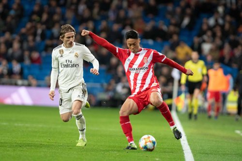 모드리치 돌파하는 백승호(서울=연합뉴스) 지로나 백승호(오른쪽)가 25일(한국시간) 스페인 마드리드 에스타디오 산티아고 베르나베우에서 열린 스페인 국왕컵(코파 델레이) 8강 1차전 레알 마드리드와 원정경기에 교체 출전해 세계적인 미드필더 루카 모드리치를 앞에 두고 돌파를 시도하고 있다. 2019.1.25 [지로나 홈페이지 캡처] photo@yna.co.kr