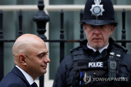 내각회의를 마치고 총리관저를 떠나는 사지드 자비드 영국 내무장관 [AFP=연합뉴스]