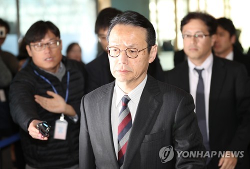 불러도 대답없는 겐지 국장(서울=연합뉴스) 김도훈 기자 = 가나스기 겐지 일본 외무성 아시아대양주국장이 24일 오후 이도훈 한반도평화교섭본부장 및 김용길 동북아국장과 각각 한일관계 주요 현안 협의를 위해 서울 종로구 외교부 청사로 들어서고 있다. 2018.12.24 superdoo82@yna.co.kr