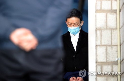 법정구속된 안태근 전 검사장(서울=연합뉴스) 최재구 기자 = '서지현 인사 불이익' 혐의로 재판에 넘겨진 안태근 전 검사장이 23일 오후 서울 서초구 서울중앙지법에서 열린 1심 재판에서 실형을 선고 받고 법정구속됐다. 선고공판을 마친 안태근 전 검사장이 호송차로 이동하고 있다. 2019.1.23 jjaeck9@yna.co.kr