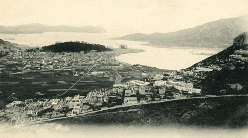 1909년 부산 서구 아미동 모습. 일본인 공동묘지 모습을 볼 수 있다.[부경근대사료연구소 제공]