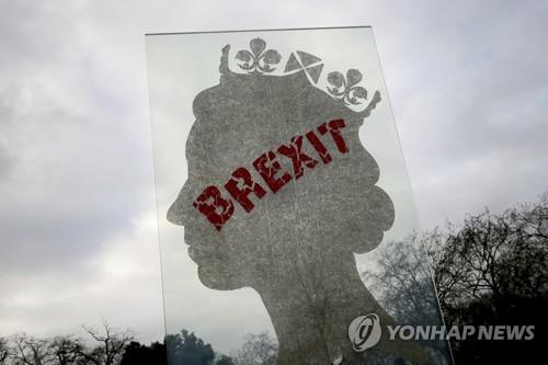 '브렉시트' 낙서 된 엘리자베스 여왕 조형물[AP=연합뉴스]