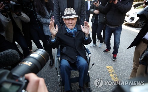 승소 판결받은 강제징용 피해자(서울=연합뉴스) 김인철 기자 = 일제 강제징용 피해자 중 유일한 생존자인 이춘식 씨가 30일 오후 서울 서초구 대법원에서 열린 일제 강제징용 손해배상청구 소송 재상고심 대법원 전원합의체에서 승소 판결을 받고 인사하고 있다. 2018.10.30 yatoya@yna.co.kr