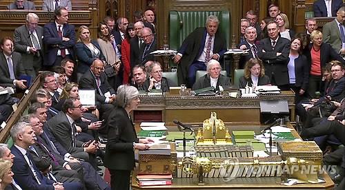 팽팽한 긴장감 감도는 영국 의회(런던 로이터=연합뉴스) 테리사 메이 영국 총리가 지난달 29일(현지시간) 하원에서 브렉시트(Brexit) 계획 관련 표결이 완료된 뒤 발언하고 있다.