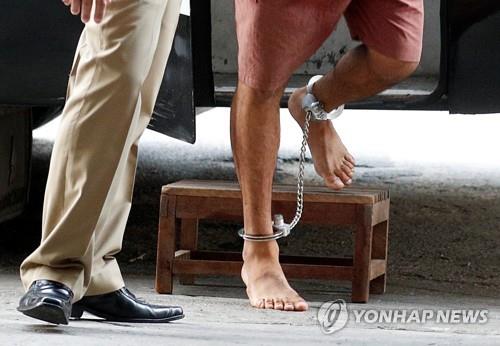 알아라이비가 발목에 족쇄를 찬 모습[로이터=연합뉴스]