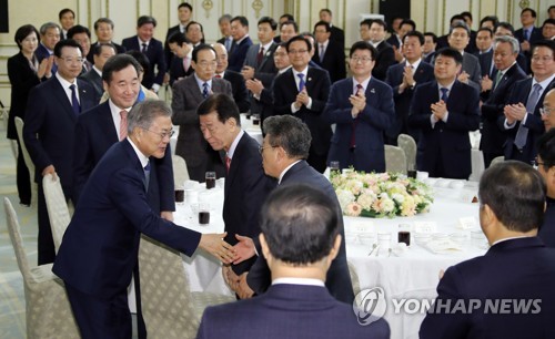 기초단체장들과 인사하는 문 대통령(서울=연합뉴스) 배재만 기자 = 문재인 대통령이 8일 오후 청와대 영빈관에서 열린 전국 시·군·구청장 등 기초단체장 초청 오찬 간담회에 입장하며 참석자들과 인사를 나누고 있다. scoop@yna.co.kr