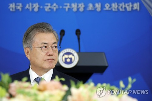 기초단체장 초청 간담회에서 생각에 잠긴 문 대통령(서울=연합뉴스) 배재만 기자 = 문재인 대통령이 8일 오후 청와대 영빈관에서 열린 전국 시·군·구청장 등 기초단체장 초청 오찬 간담회에서 잠시 생각에 잠겨 있다. 이번 간담회는 문 대통령이 기초단체장들과 올해 국정운영 방향에 대해 공유하고 소통하기 위해 마련됐다. 2019.2.8 scoop@yna.co.kr