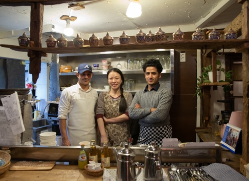 제주 예멘 레스토랑 '와르다' 운영진들(왼쪽부터) 주방장 아민 알마마리, 사장 하민경씨, 종업원 사미 알바드니 [유엔난민기구 한국대표부 제공]