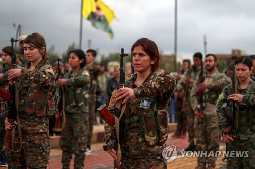 IS 격퇴전에서 전사한 전우의 장례를 엄수하는 쿠르드 민병대 '여자수비대'(YPJ) 부대원[AFP=연합뉴스]