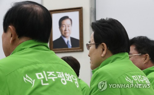 일요일 오전에 열린 민주평화당 최고위원회의(서울=연합뉴스) 이진욱 기자 = 민주평화당 정동영 당대표(가운데)가 10일 오전 국회에서 긴급 최고위원회의를 열고 5.18 관련 자유한국당 일부 의원들의 발언에 대해 논의하고 있다. 2019.2.10 cityboy@yna.co.kr