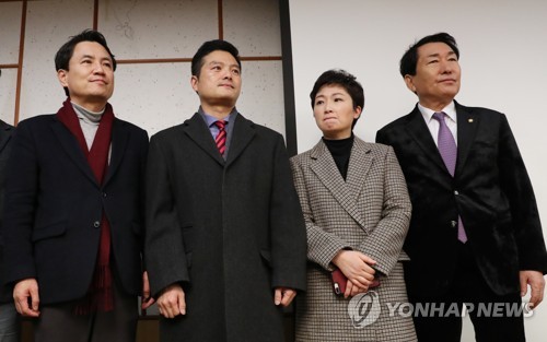 기자회견 참석한 김진태-이언주-안상수(서울=연합뉴스) 이진욱 기자 = 자유한국당 김진태 의원(왼쪽), 바른미래당 이언주 의원(오른쪽 두번째), 자유한국당 안상수 의원(오른쪽)이 10일 국회 의원회관에서 추가 폭로를 마친 김태우 전 수사관을 격려하고 있다. 2019.2.10 cityboy@yna.co.kr