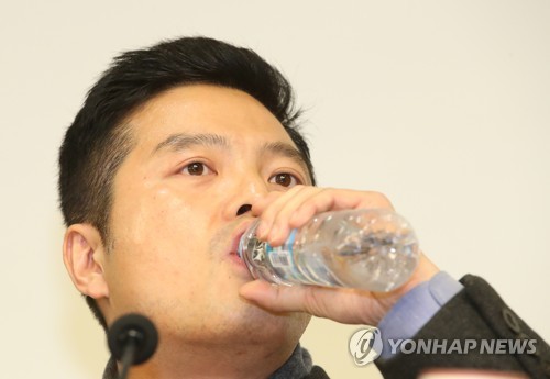 물 마시는 김태우 전 수사관(서울=연합뉴스) 이진욱 기자 = 청와대 특별감찰반의 민간인 사찰 등 의혹을 제기한 김태우 전 수사관이 10일 국회 의원회관에서 추가 폭로 도중 물을 마시고 있다. 2019.2.10 cityboy@yna.co.kr