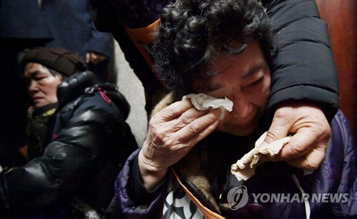 오열하는 5·18 민주화운동 희생자·부상자 가족들(서울=연합뉴스) 김주형 기자 =  5·18 민주화운동 희생자·부상자 가족들이 14일 국회 자유한국당 원내대표실 앞에서 나경원 원내대표와 5.18 진상규명조사위원 추천 건으로 면담을 요구하며 오열하고 있다. 2019.1.14 kjhpress@yna.co.kr