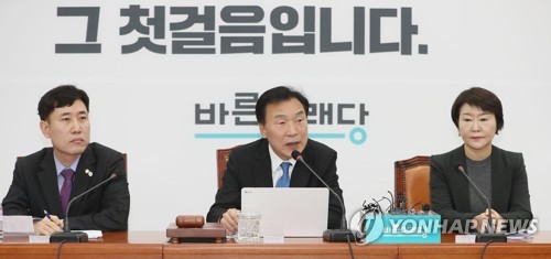 최고위원회의에서 발언하는 손학규 대표(서울=연합뉴스) 김현태 기자 = 바른미래당 손학규 대표가 11일 오전 국회에서 열린 최고위원회의에서 발언하고 있다. 2019.2.11 mtkht@yna.co.kr