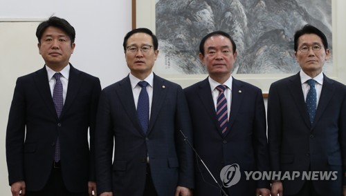 공동대응 방침 발표하는 민주·야3당(서울=연합뉴스) 이진욱 기자 = 바른미래당 유의동 원내수석부대표(왼쪽부터), 더불어민주당 홍영표 원내대표, 민주평화당 장병완 원내대표, 정의당 윤소하 원내대표가 11일 국회 운영위원장실에서 자유한국당 일부 의원들의 '5·18 망언' 관련 공동대응 방침 발표하고 있다. 2019.2.11 cityboy@yna.co.kr