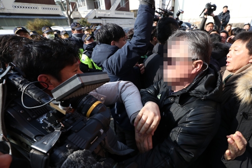 방송기자 팔 낚아채는 김진태 의원 지지자(광주=연합뉴스) 정회성 기자 = 12일 오전 광주 북구 중흥동 자유한국당 전남도당사 앞에서 김진태 의원 지지자가 방송기자의 팔을 낚아채고 있다. 2019.2.12 hs@yna.co.kr