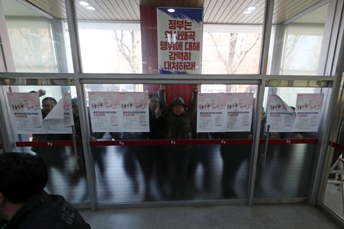 김진태 의원에게 항의하는 5·18유공자(광주=연합뉴스) 정회성 기자 = 12일 오전 광주 북구 중흥동 자유한국당 전남도당사 현관에서 5·18 유공자 등이 김진태 의원 방문을 항의하고 있다. 2019.2.12 hs@yna.co.kr