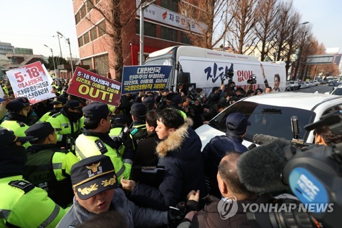 김진태 방문에 항의하는 5·18 유공자(광주=연합뉴스) 정회성 기자 = 12일 오전 광주 북구 중흥동 자유한국당 전남도당사 앞에서 5·18 유공자 등이 김진태 의원 방문을 항의하고 있다. 2019.2.12 hs@yna.co.kr