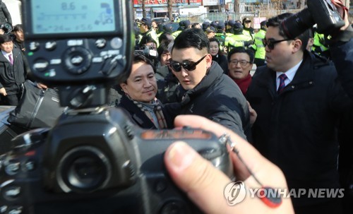 보디가드 대동하고 광주 방문한 김진태(광주=연합뉴스) 박철홍 기자 = 지만원씨를 초청한 5·18 공청회를 공동개최해 '5·18 망언' 논란을 일으킨 자유한국당 김진태 의원이 12일 오전 광주 북구 자유한국당 광주시·전남도당사를 당권 주자 자격으로 방문했다가 5·18 단체 회원들의 항의를 받으며  빠져나가고 있다. 2018.2.12 pch80@yna.co.kr