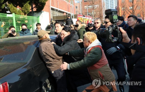 김진태를 향한 거센 항의(광주=연합뉴스) 박철홍 기자 = 지만원씨를 초청한 5·18 공청회를 공동개최해 '5·18 망언' 논란을 일으킨 자유한국당 김진태 의원이 12일 오전 광주 북구 자유한국당 광주시·전남도당사를 당권 주자 자격으로 방문했다가 5·18 단체 회원들의 항의를 받고 있다. 2018.2.12 pch80@yna.co.kr