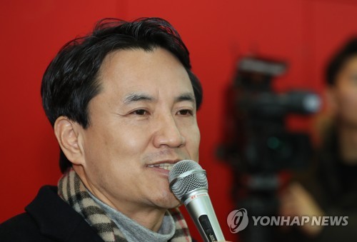 발언하는 김진태(광주=연합뉴스) 박철홍 기자 = 지만원씨를 초청한 5·18 공청회를 공동개최해 '5·18 망언' 논란을 일으킨 자유한국당 김진태 의원이 12일 오전 광주 북구 자유한국당 광주시·전남도당사를 당권 주자 자격으로 방문해 발언하고 있다. 2018.2.12 pch80@yna.co.kr