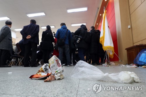 쓰레기 흩어진 김진태 광주방문 행사장(광주=연합뉴스) 정회성 기자 = 12일 자유한국당 김진태 의원이 방문한 광주 북구 중흥동 한국당 광주·전남 시·도당사 바닥에 5·18 유공자 등이 항의 표시로 내던진 쓰레기가 흩어져 있다. 2019.2.12 hs@yna.co.kr