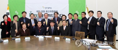 민주평화당 '5·18 망언규탄 연석회의'(서울=연합뉴스) 13일 오전 국회에서 열린 민주평화당 5·18 망언규탄 연석회의에서 장병완 원내대표와  5·18 민주화운동 관련 단체 참석자들이 기념촬영을 하고 있다. 2019.2.13 [민주평화당 제공] photo@yna.co.kr