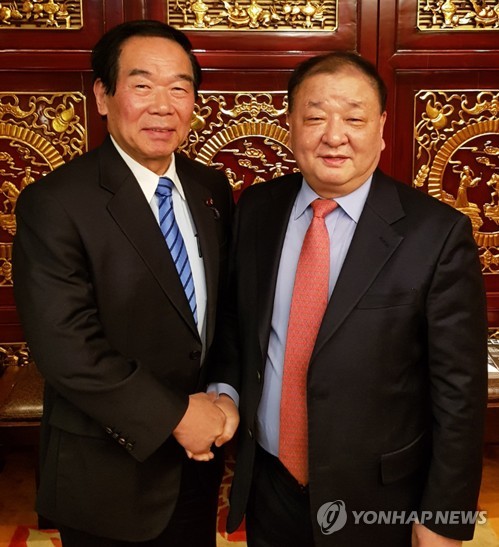 갈등 해법 모색차 방한한 노카가 후쿠시로 회장(서울=연합뉴스) 한일 갈등 해법 모색차 방한한 누카가 후쿠시로 일한의원연맹 회장(왼쪽)이 지난 12일 서울 한 음식점에서 한일의원연맹 회장인 더불어민주당 강창일 의원과 인사하고 있다.   [강창일 의원실 제공] photo@yna.co.kr
