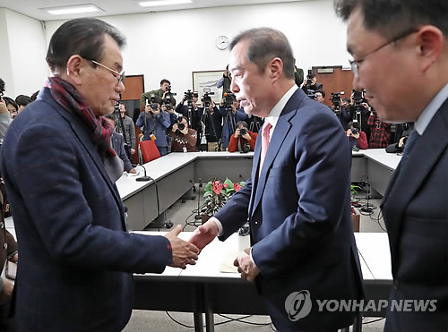 5.18 단체와 악수하는 김병준 비대위원장(서울=연합뉴스) 이진욱 기자 = 자유한국당 김병준 비대위원장(왼쪽 두번째)이 13일 국회를 방문한 5.18 단체 관계자들과 악수하고 있다. cityboy@yna.co.kr