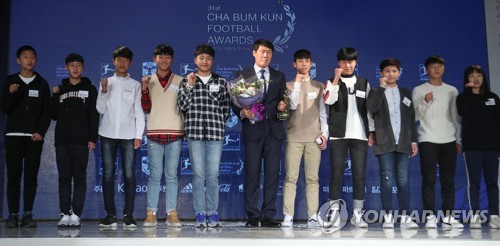 제31회 차범근 축구상 시상식(서울=연합뉴스) 류효림 기자 = 13일 서울 종로구 부암동 AW컨벤션센터에서 열린 제31회 차범근 축구상 시상식에서 차범근 전 감독과 베스트일레븐을 수상한 유소년 선수들이 기념촬영을 하고 있다. 2019.2.13 ryousanta@yna.co.kr