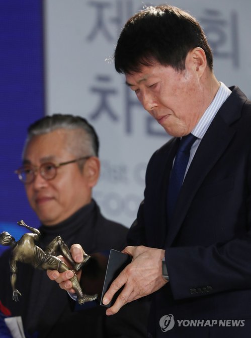 트로피 바라보는 차범근(서울=연합뉴스) 류효림 기자 = 차범근 축구상 위원회 차범근 회장이 13일 서울 종로구 부암동 AW컨벤션센터에서 열린 제31회 차범근 축구상 시상식에서 본인의 선수시절 모습을 본뜬 트로피를 바라보고 있다. 2019.213 ryousanta@yna.co.kr