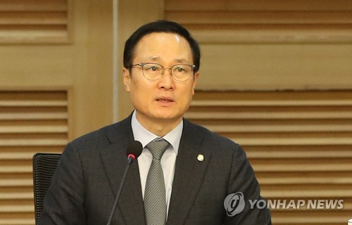 5.18 망언 처벌 토론회에서 인사말하는 홍영표(서울=연합뉴스) 하사헌 기자 = 더불어민주당 홍영표 원내대표가 13일 오후 국회 의원회관에서 열린 '5.18 망언 어떻게 처벌할 것인가?' 토론회에서 인사말을 하고 있다. 2019.2.13 toadboy@yna.co.kr