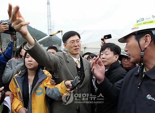 2010년 4월 19일 당시 부산지법 행정2부 문형배(가운데) 판사가 경남 창녕군 함안보 공사현장에서 진행된 `낙동강 소송' 현장검증에서 현장 관계자에게 질문하고 있는 모습. [연합뉴스 자료사진]