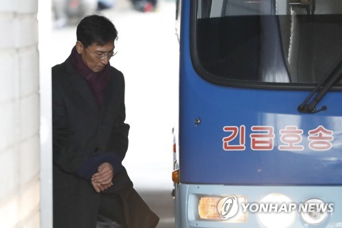 안희정 2심서 유죄(서울=연합뉴스) 한상균 기자 = 1일 지위이용 비서 성폭력 혐의로 2심에서 실형을 선고받은 안희정 전 충남지사가 서울중앙지법에서 호송차에 오르고 있다. 2019.2.1 xyz@yna.co.kr