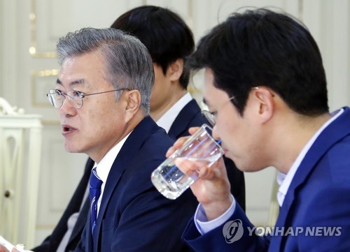 문 대통령, 혁신벤처기업인들과 함께(서울=연합뉴스) 배재만 기자 = 문재인 대통령이 7일 오후 청와대에서 열린 혁신벤처기업인 간담회에서 참석자들과 얘기를 나누고 있다. 이날 간담회는 기술과 혁신으로 초고속 성장한 1세대 벤처기업인과 기업 가치가 10억 달러를 돌파한 유니콘 기업인들을 초청해서 격려하고 벤처기업 육성 방안에 대한 심층적 논의를 하기 위해 마련됐다. 2019.2.7 scoop@yna.co.kr