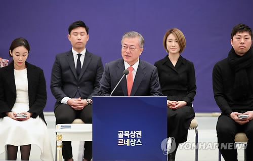 '자영업·소상공인과 대화'(서울=연합뉴스) 황광모 기자 = 문재인 대통령이 14일 오전 청와대 영빈관에서 열린 자영업·소상공인과 대화에서 발언하고 있다. 이날 만남은 중소·벤처기업, 대·중견기업, 혁신벤처기업에 이은 경제계와의 4번째 소통자리로 소상공인연합회 등 36개 관련 단체와 자영업자 등 총 160여 명이 참석했다.  hkmpooh@yna.co.kr