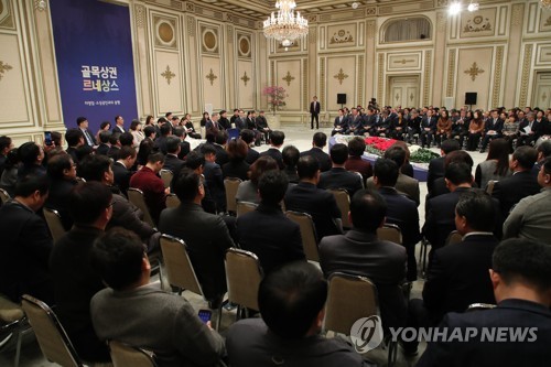 문 대통령, 자영업·소상공인과 대화(서울=연합뉴스) 황광모 기자 = 문재인 대통령이 14일 오전 청와대 영빈관에서 열린 자영업·소상공인과 대화에서 발언하고 있다. 이날 만남은 중소·벤처기업, 대·중견기업, 혁신벤처기업에 이은 경제계와의 4번째 소통자리로 소상공인연합회 등 36개 관련 단체와 자영업자 등 총 160여 명이 참석했다. hkmpooh@yna.co.kr