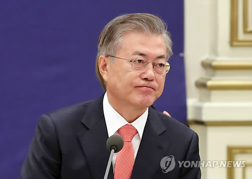 자영업자의 '하소연' 듣는 문 대통령(서울=연합뉴스) 황광모 기자 = 문재인 대통령이 14일 오전 청와대 영빈관에서 열린 자영업·소상공인과 대화에서 한 자영업자의 발언을 듣고 있다. 이날 만남은 중소·벤처기업, 대·중견기업, 혁신벤처기업에 이은 경제계와의 4번째 소통자리로 소상공인연합회 등 36개 관련 단체와 자영업자 등 총 160여 명이 참석했다. hkmpooh@yna.co.kr