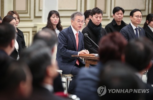 최저임금 관련 발언하는 문 대통령(서울=연합뉴스) 황광모 기자 = 문재인 대통령이 14일 오전 청와대 영빈관에서 열린 자영업·소상공인과 대화에서 최저임금 인상 관련 발언을 하고 있다. 이날 만남은 중소·벤처기업, 대·중견기업, 혁신벤처기업에 이은 경제계와의 4번째 소통자리로 소상공인연합회 등 36개 관련 단체와 자영업자 등 총 160여 명이 참석했다. hkmpooh@yna.co.kr