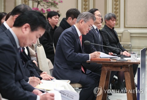 소상공인의 질문 받아쓰기(서울=연합뉴스) 황광모 기자 = 문재인 대통령과 홍종학 중소벤처기업부 장관이 14일 오전 청와대 영빈관에서 열린 자영업·소상공인과 대화에서 한 자영업자의 질문을 받아적고 있다. 이날 만남은 중소·벤처기업, 대·중견기업, 혁신벤처기업에 이은 경제계와의 4번째 소통자리로 소상공인연합회 등 36개 관련 단체와 자영업자 등 총 160여 명이 참석했다. hkmpooh@yna.co.kr