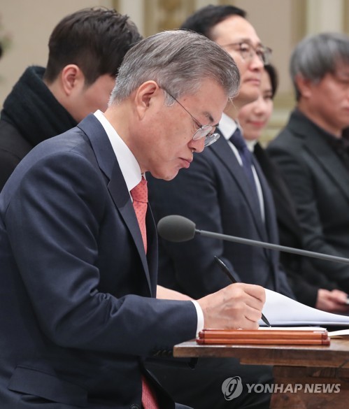 소상공인의 질문 받아적는 하는 문 대통령(서울=연합뉴스) 황광모 기자 = 문재인 대통령이 14일 오전 청와대 영빈관에서 열린 자영업·소상공인과 대화에서 한 자영업자의 질문을 받아적고 있다. 이날 만남은 중소·벤처기업, 대·중견기업, 혁신벤처기업에 이은 경제계와의 4번째 소통자리로 소상공인연합회 등 36개 관련 단체와 자영업자 등 총 160여 명이 참석했다.  hkmpooh@yna.co.kr