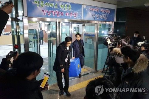 역삼지구대 압수수색 마친 경찰(서울=연합뉴스) 정래원 기자 = 마약 투여, 성범죄 의혹을 받는 서울 강남 클럽 '버닝썬'과 '유착 의혹'을 받는 서울 강남경찰서 역삼지구대의 압수수색을 마친 경찰이 관련 물품을 들고 나서고 있다. 2019.2.14 one@yna.co.kr