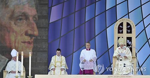 2010년 9월 영국 버밍엄에서 열린 존 헨리 뉴먼(배경 화면 왼쪽의 측면 사진)의 시복 미사 장면 [EPA=연합뉴스]